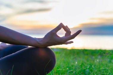 Genç sporcu kadın yoga yapıyor.