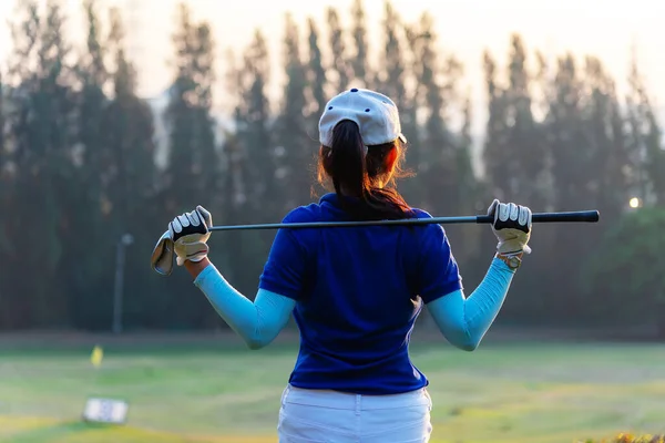 Ženy Golfista Použití Golfových Holí Chcete Pomoci Twist Zahřát Tělo — Stock fotografie