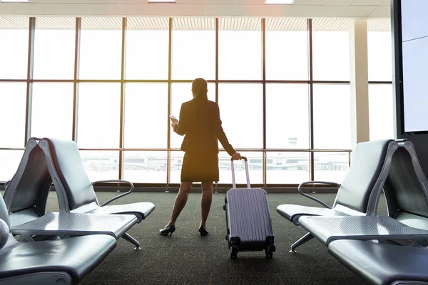 Beeld Van Zakenvrouw Luchthaven Kijken Naar Vliegtuig Opstijgen Busines — Stockfoto