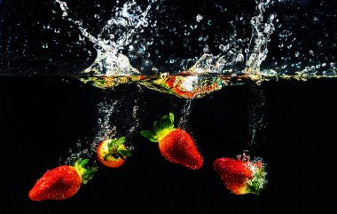 Suyun altına düşen sebze ve meyvelerin fotoğrafı, yumuşak ve seçici bir odak noktası