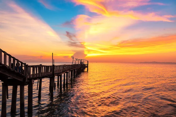 Paisaje Puente Arbolado Puerto Entre Puesta Del Sol — Foto de Stock