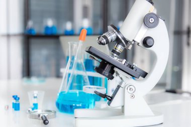 Corona virüsü, ya da Covid-19, tüm dünyaya yayılıyor. Modern biyoloji laboratuvarında çalışan kız bilim adamları, Covid-19 şu anda virüsü tedavi etmek için bir ilaç bulmaya çalışıyor.