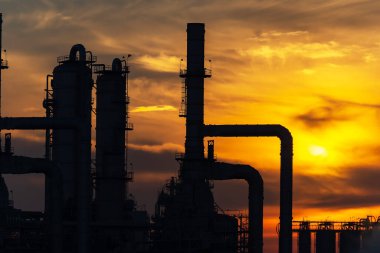 Petrol ve gaz rafineri endüstrisi Gün batımında fabrika