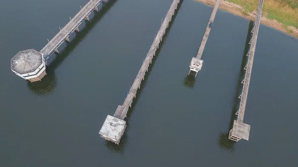 Wysoki Kąt Widzenia Nabrzeżu Mostu Podczas Niskiego Czasu Wody Obszarach — Zdjęcie stockowe