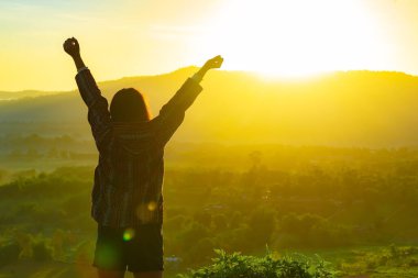 Hayat tarzı yolcusu kadınlar mutlu iyi hissediyorlar rahatlıyorlar ve özgürlükle yüzleşiyorlar.