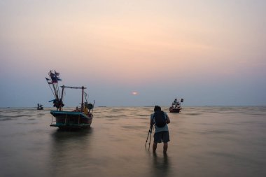 Gün batımında manzara fotoğrafı çeken fotoğrafçı silueti. Yaşam Tarzı Konsepti