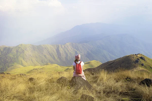 Caminhante Mulher Asiática Feliz Sentindo Liberdade Bom Forte Peso Vitorioso — Fotografia de Stock