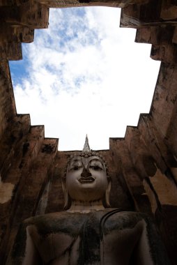 Wat Si Chum tapınağında oturan Buda resmi. Sukhothai Tarih Parkı 'nda.