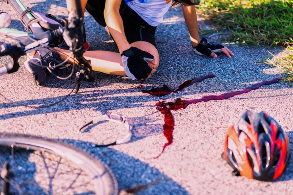 Accidente Chocó Con Joven Ciclista Bicicleta Herido Herido Rodilla Pierna — Foto de Stock