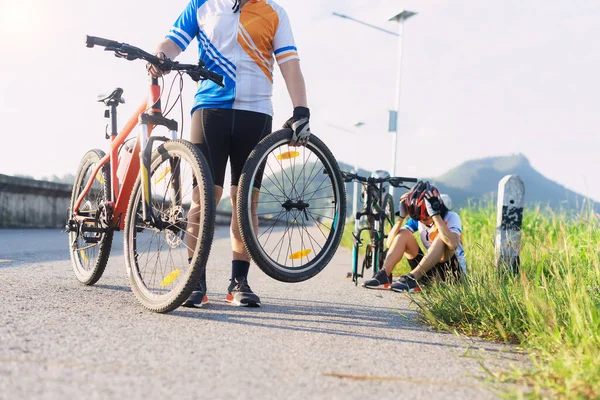 Ciclismo Mujer Tiene Problema Durante Camino Necesita Reparación Neumáticos Pinchados — Foto de Stock