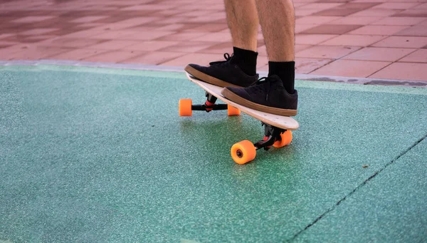 Junger Asiatischer Mann Bein Auf Surfskate Oder Skateboard — Stockfoto