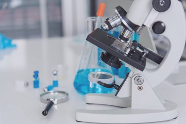 Laboratuvarda laboratuvar ve laboratuvar araçlarında mikroskop ve test tüpleri