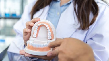 Plastik diş modellerini kapatın Diş kontrolü kavramı