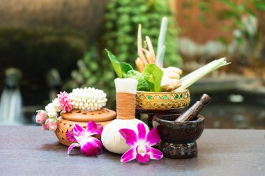 Spa masaj topları, ahşap üzerinde bitki topu treaments spa, Tayland, odak seçin