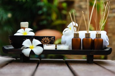 Aroma terapisi, şeker ve tuz masajı için spa Thai seti, yatakta çiçek, rahatlama ve sağlıklı bakım, odaklanma. Sağlıklı Katkılar