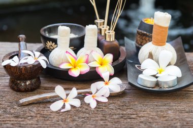 Kaplıca ve el masajı topları, tahtanın üzerinde tedavi amaçlı spa, yaz günü, Tayland. Sağlıklı Katkılar