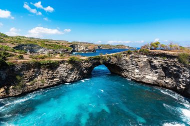 Nusa Penida, Bali, Endonesi 'deki Broken Beach' te güzel bir tünel.