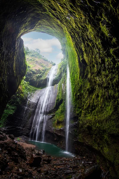 Cette Cascade Étonnante Est Située Entre Les Falaises Rocheuses Très — Photo