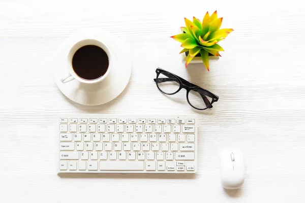 智能手机 平板电脑和咖啡杯 桌上有财务文件 办公室的事繁忙的咖啡休息时间概念 — 图库照片
