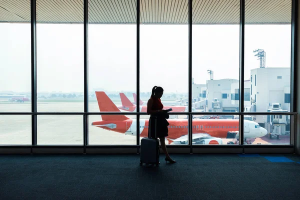 Jonge Vrouw Het Vliegveld Kijkend Door Het Raam Naar Vliegtuigen — Stockfoto