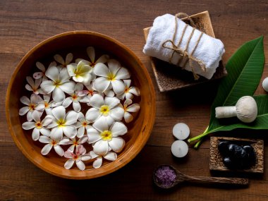 Spa masajı topları, tahta üzerinde bitki topu ve treaments kaplıcası.