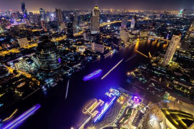 Bangkok şehir manzarası. İş bölgesinde Bangkok gece görüşü. Alacakaranlıkta, Taylan