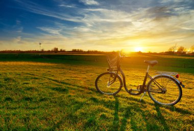 Günbatımında bisiklet ile güzel manzara resmi