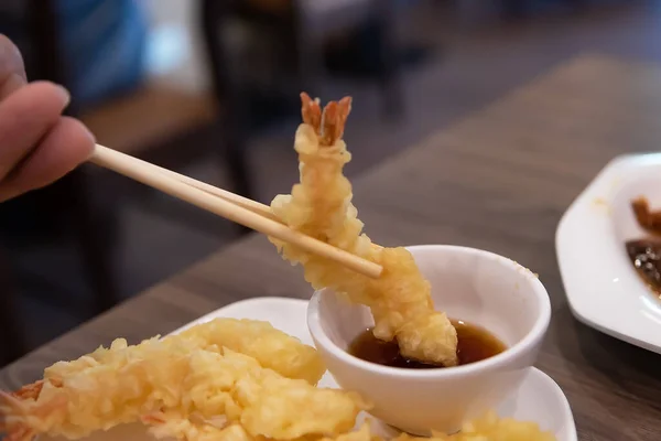 夕食時の天ぷら日本料理店でソースをかけた天ぷらエビ 揚げエビ — ストック写真
