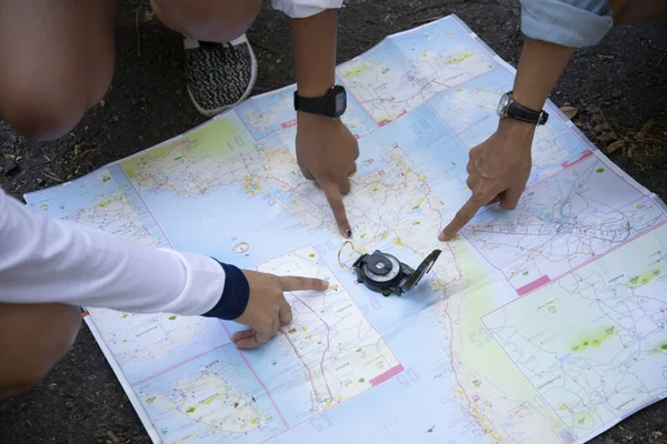 Senderista Perdido Con Cheques Mochila Mapa Para Encontrar Direcciones Desierto — Foto de Stock