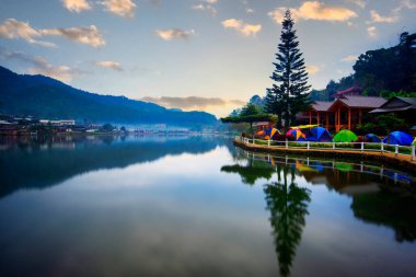 Köy dağ sisi ve güzel sabah ışığı ile çevrilidir. Burası Baan Rak Thai, Mae Hong Son, Tayland.