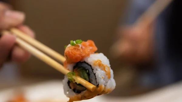 寿司は日本の珍味を転がす 米や魚を使った日本の伝統料理 美しい料理を提供します おいしい料理のセット — ストック写真