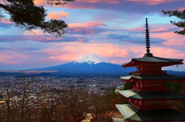 Mt. Fuji Dağı 'nın güzel manzarası Chureito pagoda ile sonbahar mevsiminde Yamanashi Japa' da akçaağaç yaprağı etrafında