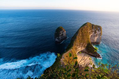 Güzel Klingking Beach ve Endonezya.Yaz tatil konsepti Bali adası yakınlarında Nusa Penida adasında kayalar, Asya'da seyahat