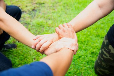 Dayanışma, insanları bir araya getirir. Toplum takım çalışması. Ruh takımının elleri dışarıda birlikte çalışıyor. İnsanlarla güçlü bir tokalaşma ya da duygu anlaşması ya da çeşitli mutlu eğitim hareketleri