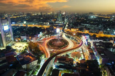 Tayland zafer anıtı ve Bangkok, Tayland 'daki ana trafik trafiği. Bangkok şehir gece görüşü..