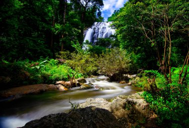 Klong Lan Şelalesinin güzel manzarası, Klong Lan Ulusal Parkı KamphaengPhet Tayland Şelalesi