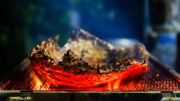 Gegrilltes Rindersteak Mit Gemüse Auf Dem Flammenden Grill — Stockfoto