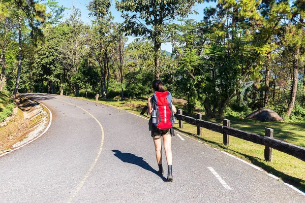 年轻的亚洲女人喜欢背包客旅行 在旅行的过程中进行野外远足 自由概念 旅行概念 — 图库照片