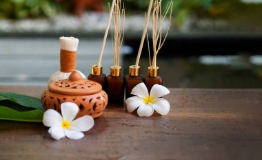 Spa masajı topları, tahta üzerinde bitki topu ve treaments kaplıcası.