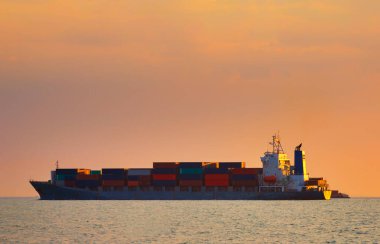Konteynır gemisi ithalat ihracat kutusunu rıhtım vinci, küresel kargo taşımacılığı ticari ticaret lojistiği ve konteynır gemisiyle dünya çapında taşımacılık ile birlikte taşıyor.