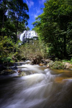 Klong Lan Şelalesinin güzel manzarası, Klong Lan Ulusal Parkı KamphaengPhet Tayland Şelalesi