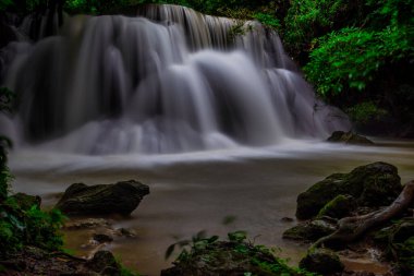 Manzara Huay Mae Khamin, Tayland 'ın derin ormanlarındaki Cennet Şelalesi. Huay Mae Khamin - Şelale Tayland, Huay Mae Khamin Ulusal Parkı, Kanchanaburi, Tayland