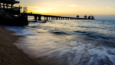 Alacakaranlık ahşap köprü, Djittabhawan Tapınağı turistik Pattaya, Tayland