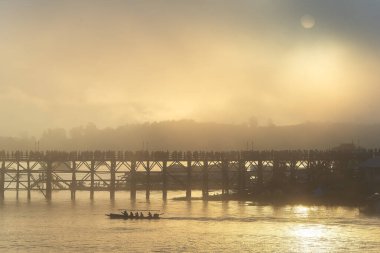 Gün doğumu Sabah Işığı Mon Köprüsü Tayland, Kanchanaburi 'deki Tahta Köprü