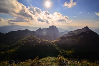 Tayland 'ın Chiang Mai eyaletindeki Doi Luang Chiang Dao tepesinden gündüz manzarası fotoğrafçılar ve turistler için çok popülerdir. Çekim ve Doğal Konsept