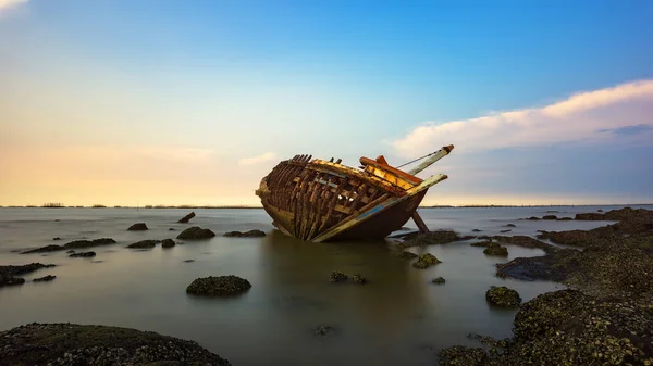 Barco Deteriora Descomponiéndose Lado Costa Con Puesta Sol Fondo — Foto de Stock