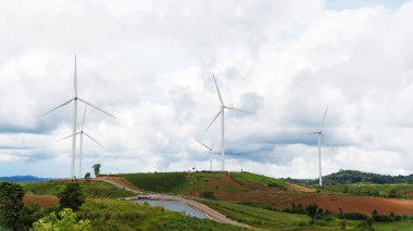 Rüzgar türbinleri üzerinde güzel güneşli yaz sonbahar dağ landsape. Virajlı yol dağ yoluyla. Yeşil ekolojik enerji enerji üretimi. 