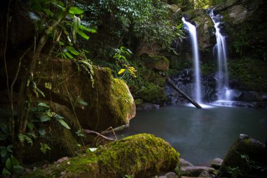 Nan ilindeki Sapan Şelalesi Sahnesi, Taylan