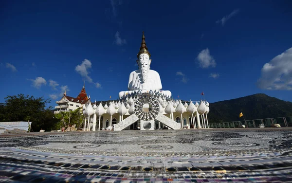 Белая Статуя Большого Будды Храме Фасорн Кеу Пхетчабун Таиланд — стоковое фото