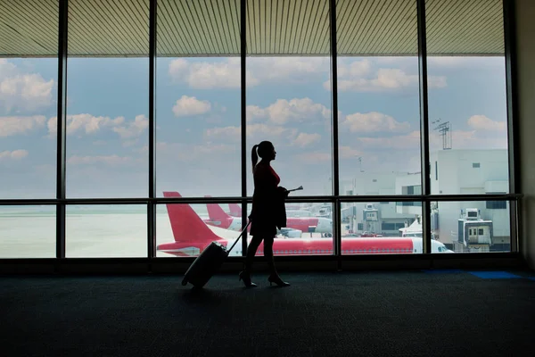 Passageiros Silhuetas Espera Num Terminal Aeroporto Filmagem Completa Mulher Com — Fotografia de Stock